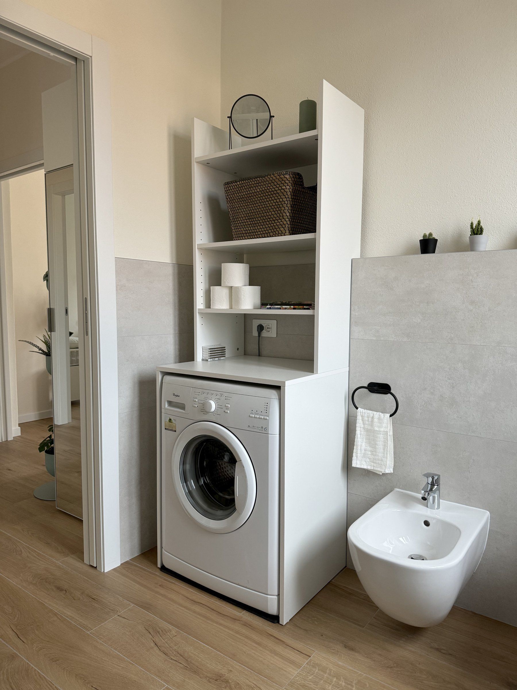 Lavatrice, bidet e scaffale