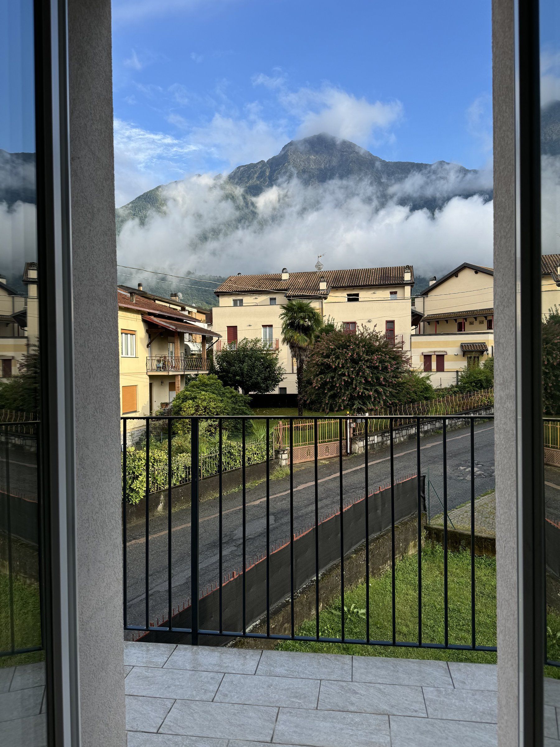 Dal balcone della camera: la montagna tra le nuvole
