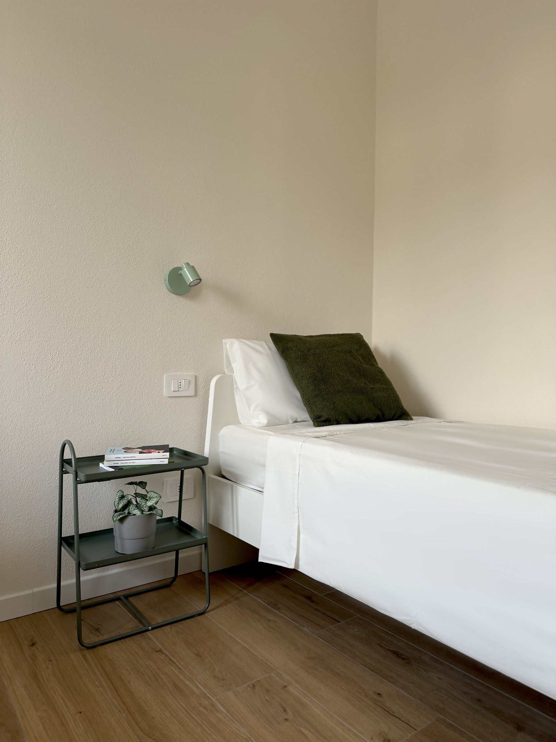 Un letto singolo con il comodino