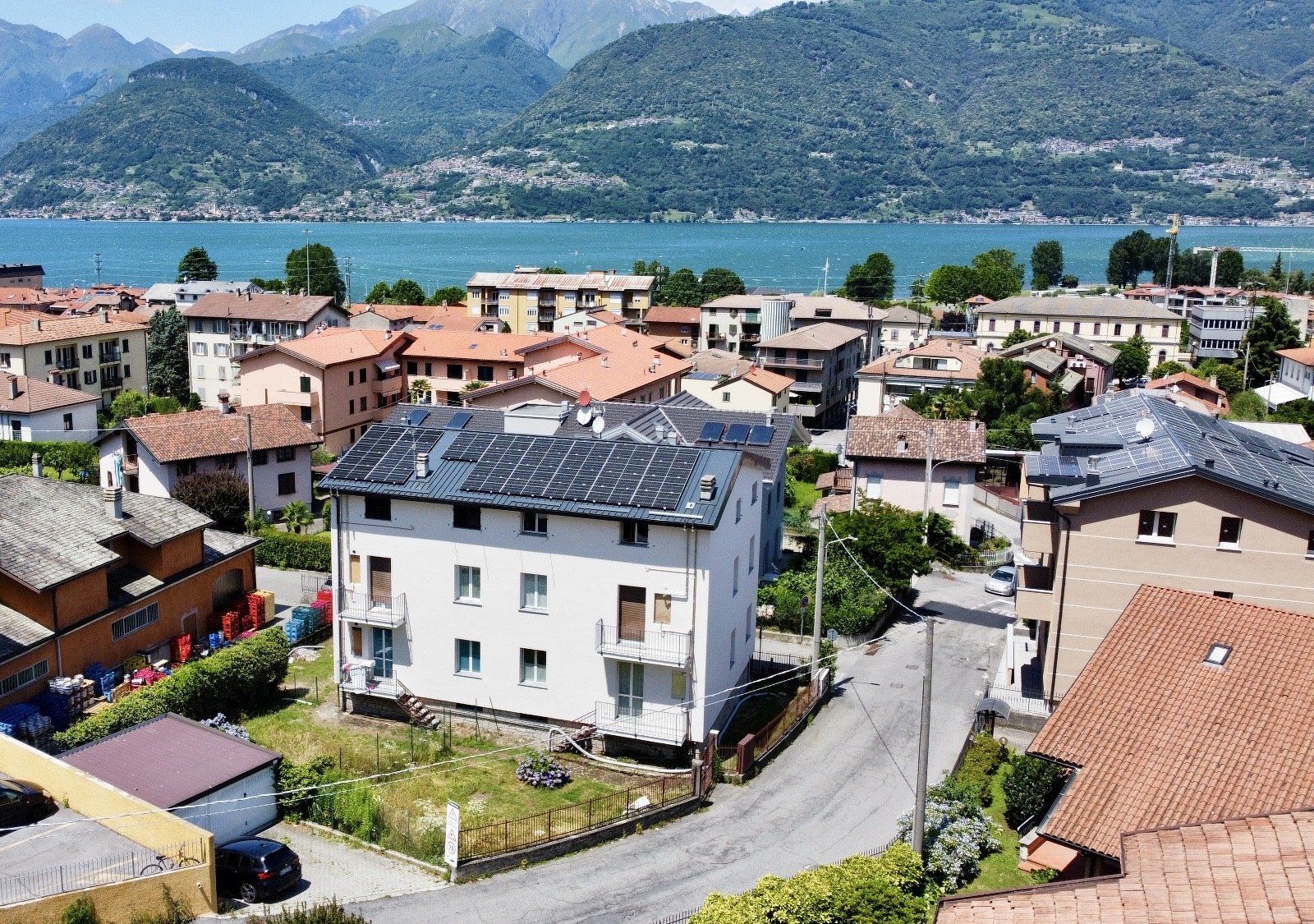 La palazzina vista dall'alto, con il lago e le montagne